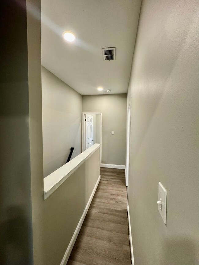 Foto del edificio - 2 Bedroom Available Now