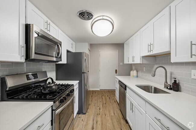 1BR, 1BA - 748SF - Kitchen - Metropolitan Doylestown