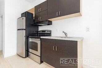 Building Photo - Gorgeous 2BR/1BA apartment available in prime Bushwick. This apartment is an absolute steal and will