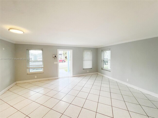 Building Photo - 5565 SW 43rd St
