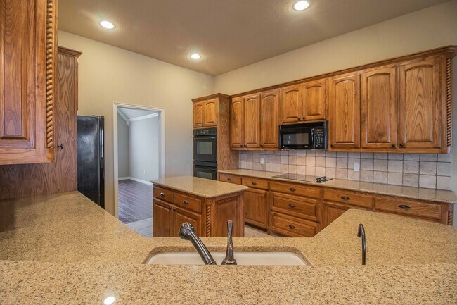 Building Photo - Beautiful Traditional Home on Over an Acre in Weatherford!