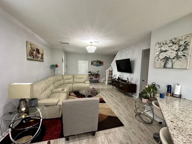 Foto del edificio - Lease this 3BR End-Unit Townhome in Gated Community with Water View!