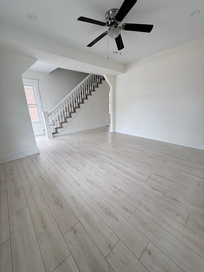 Foto del edificio - Gorgeous Four Bedroom Completed Upgraded