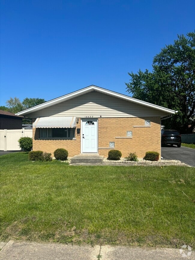 Building Photo - 14423 Tripp Ave