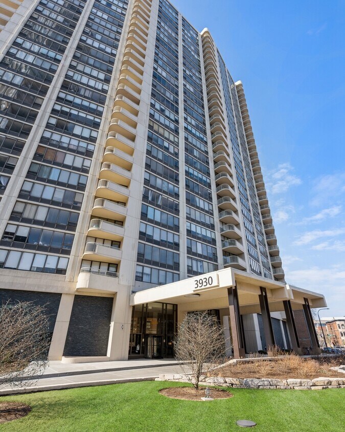 Foto principal - 3930 N Pine Grove Ave