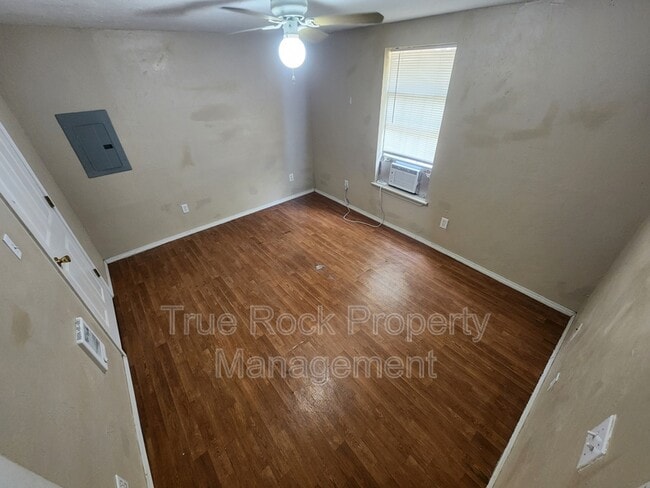 Building Photo - 320 W 8th St