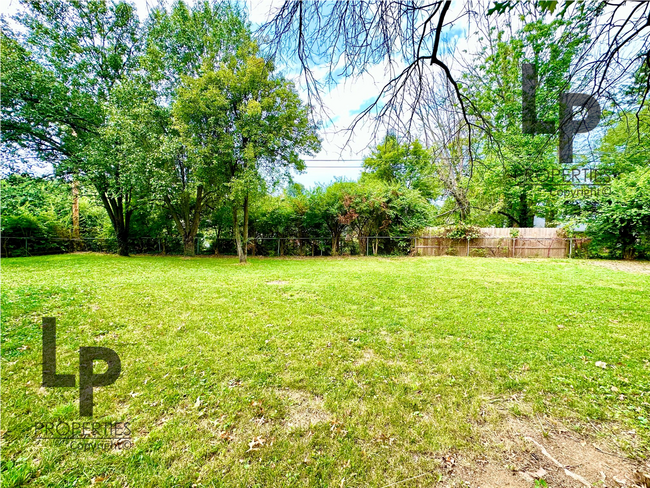 Building Photo - 3681 Claredon Dr