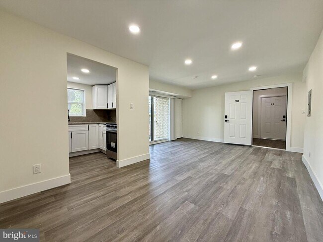 Building Photo - 8030 Ditman St