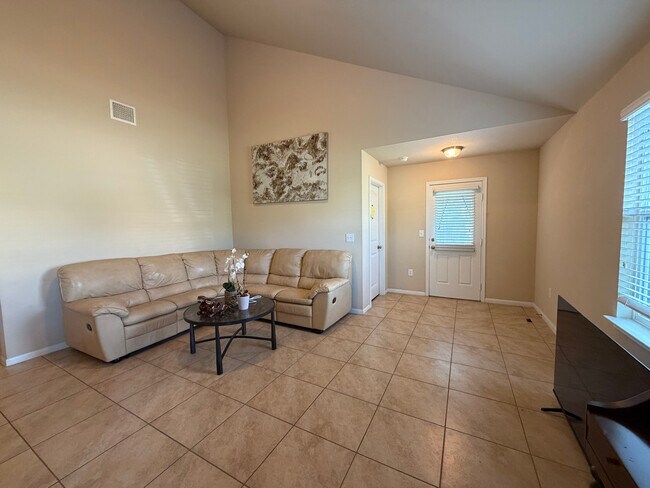 Foto del edificio - Room in Single Family Home on Bettylou Ln