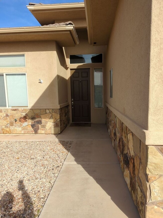 Building Photo - 4 Bedroom Home Near Pine View High School With 2 Car Garage