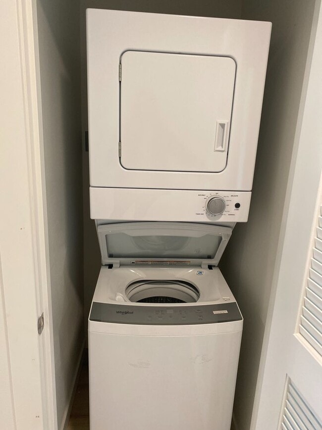 Building Photo - 198 SW Maricopa Dr