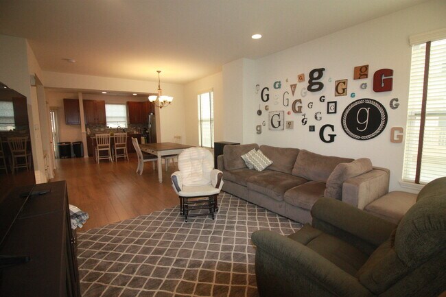 Foto del edificio - 325 Wildflower St