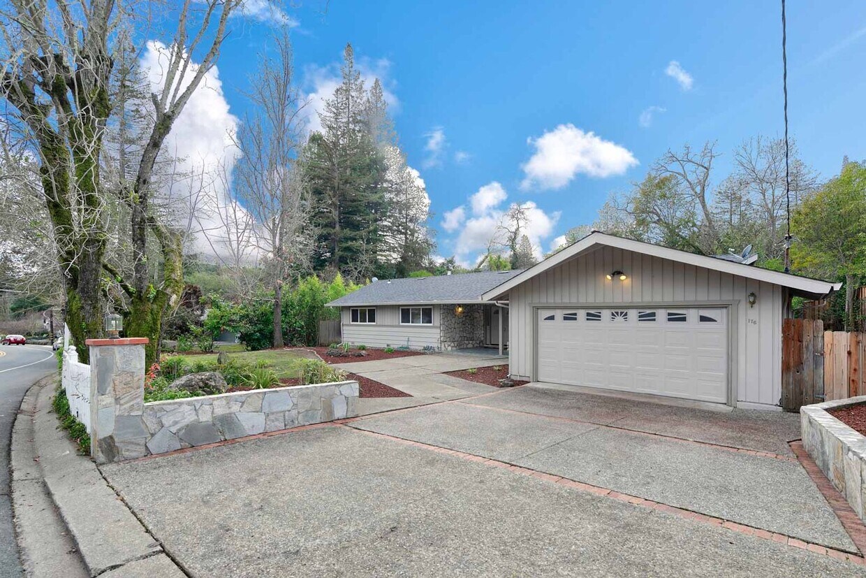 Primary Photo - Rarely available Ivy Drive home for Lease!