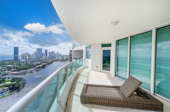 Foto del edificio - 20201 E Country Club Dr