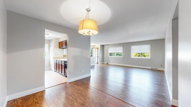 Building Photo - Spacious 2 bed/1 bath Townhome w/attached ...