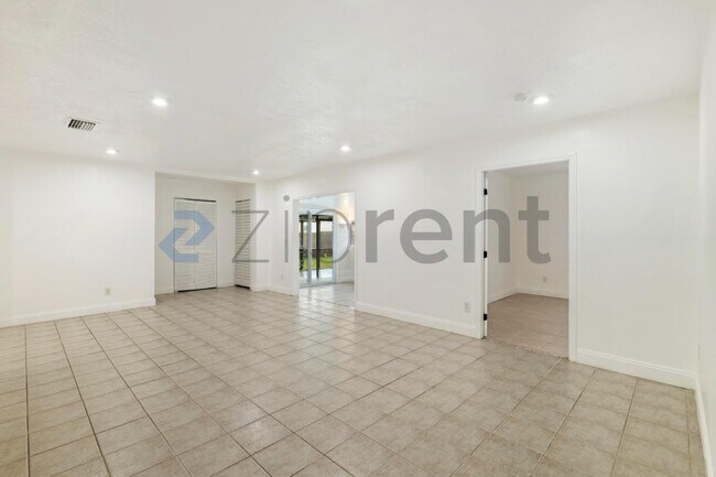 Building Photo - Unit