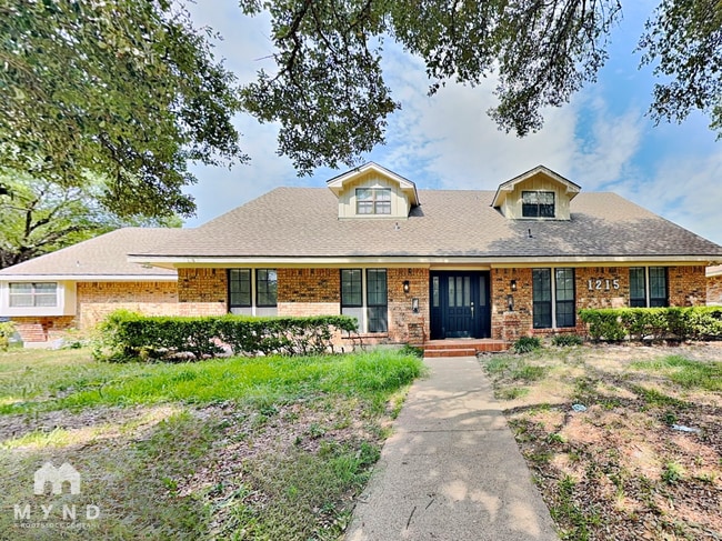 Building Photo - 1215 Spring Lake Dr