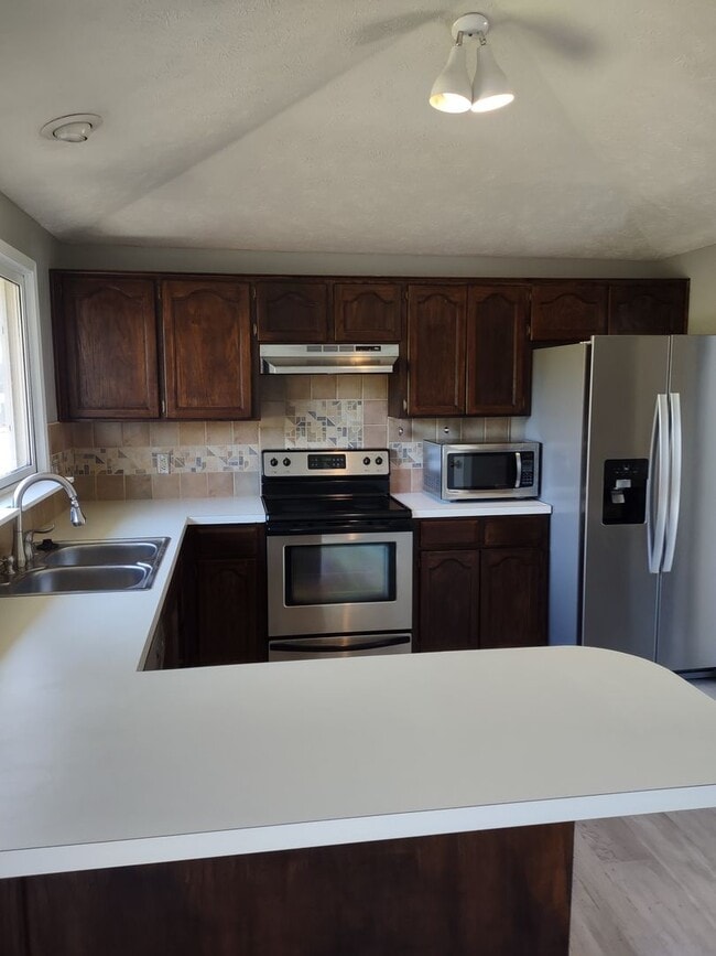 Building Photo - Beautiful 3 Bedroom 2 Bath Home
