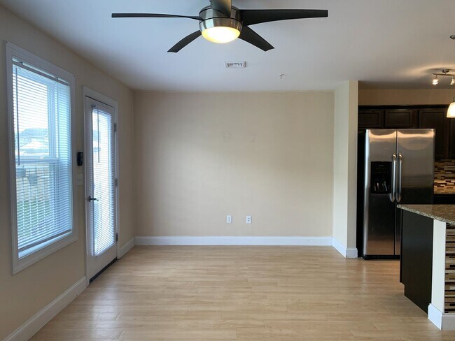 Foto del edificio - Spacious 3-Bed, 2.5-Bath Townhouse with Fe...
