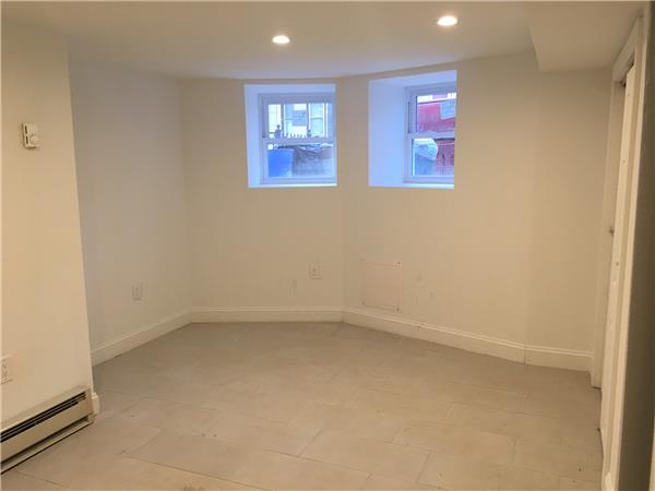 Building Photo - 128 Moffat St