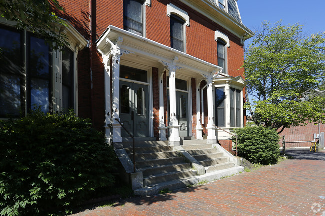 Building Photo - 764 Congress St