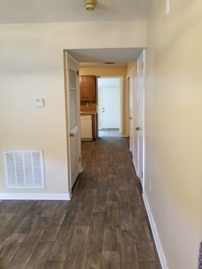Building Photo - 2453 Hampstead Dr