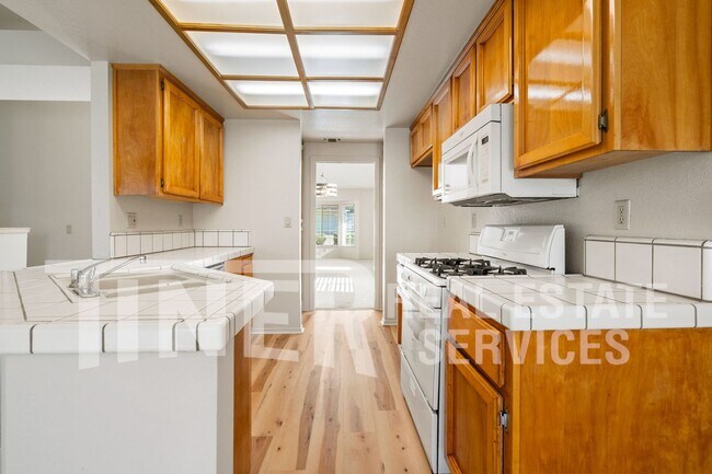 Building Photo - Beautiful Rocklin 3 bedroom with large yar...