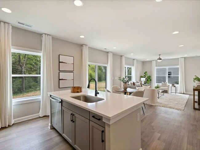 Foto del edificio - 9416 Lawing School Rd