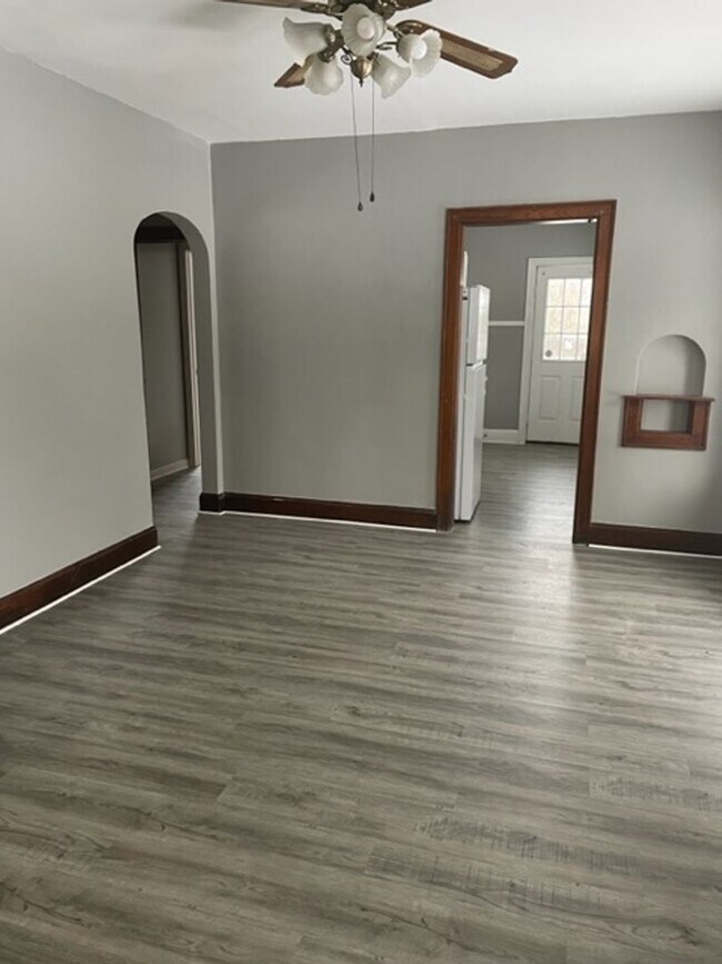 Building Photo - 3 Bedroom Single Family Home