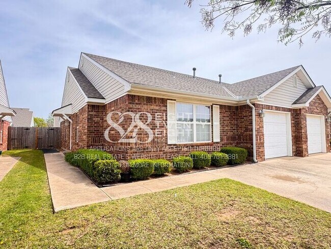 Foto del edificio - ADORABLE East Norman 3 Bed/2 Bath Duplex Available NOW in Eastridge!