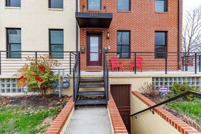 Foto del edificio - Terrific Two-Bedroom with Parking!