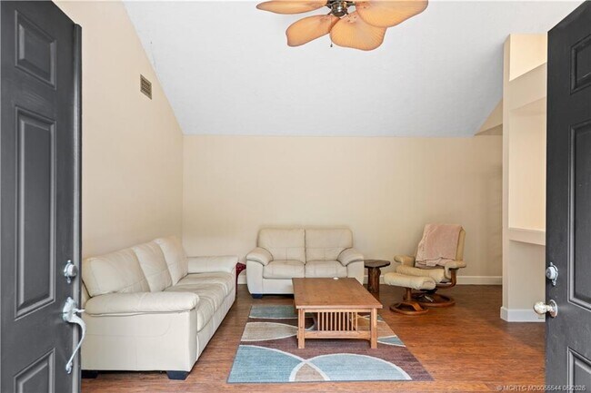 Building Photo - 2725 SW Bridgeway St