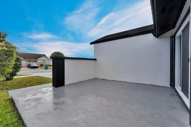 Foto del edificio - 20328 NW 33rd Ave