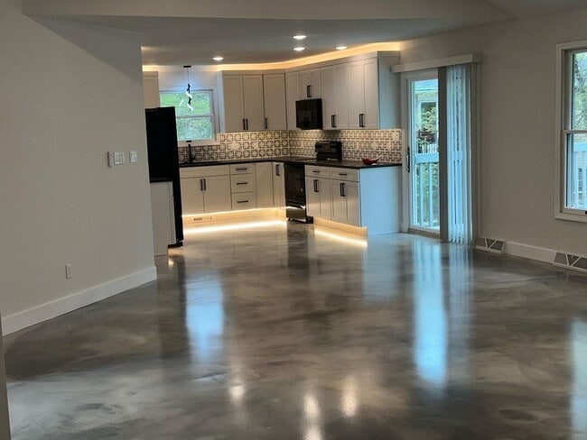 Foto del edificio - 5 Bed 4 Bath Home fenced yard