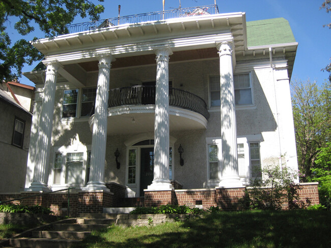 Building Photo - 2848 Irving Ave S
