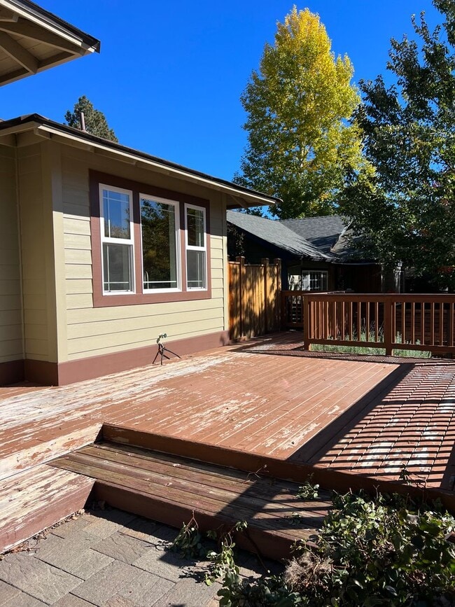Building Photo - Beautiful Home in Downtown Bend