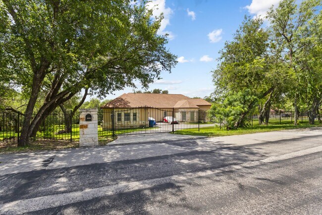 Foto del edificio - 8210 Roy Ln