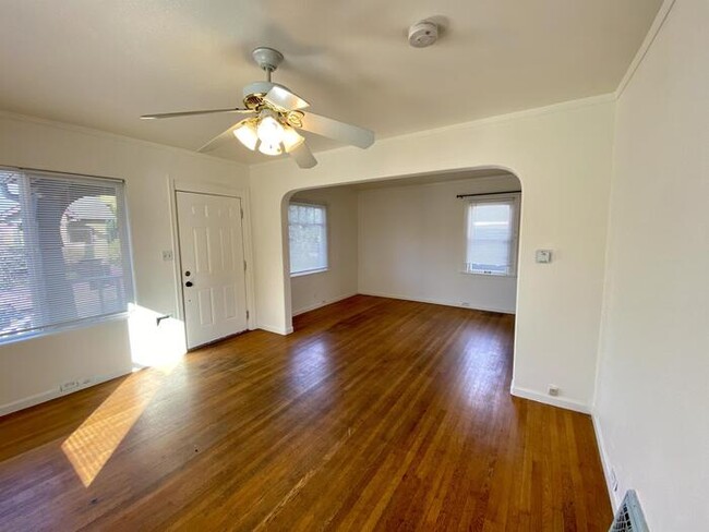 Building Photo - 1124 NE Roselawn St