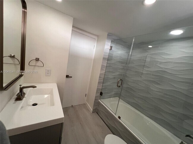 Foto del edificio - 700 NE 63rd St