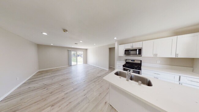 Foto del edificio - Renovated! 8BD/4BA with POOL!! (Lease Out ...