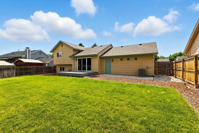 Photo - Tri-Level 3 Bedroom 2 Bath Large Backyard ... House