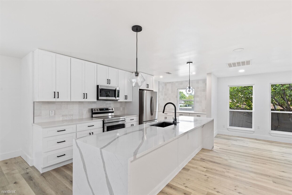 Foto principal - 4 br, 3 bath House - 15655 Regal Hill Circle