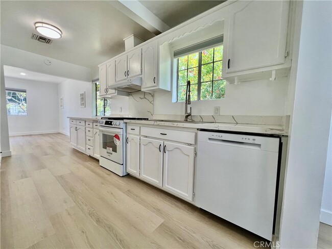 Building Photo - 12987 Correnti St
