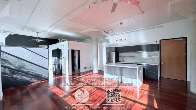 Foto del edificio - Sunny loft with in unit gym, heated floors in bathroom, contemporary kitchen, and includes water/...