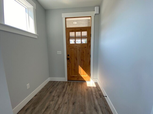 Building Photo - Application Pending - 3 Bedroom, 2 Bath Ho...