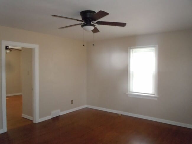 Building Photo - Three Bedroom Home w/Large Kitchen, Oversi...