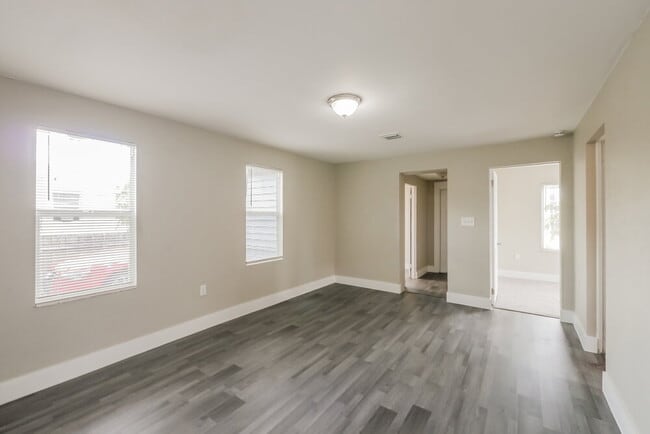 Building Photo - 1115 N Andrews Ave