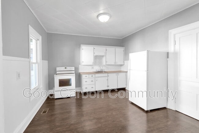 Building Photo - 331 Schenck St