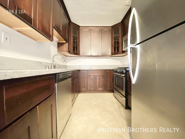 Building Photo - 800 N Las Palmas Ave
