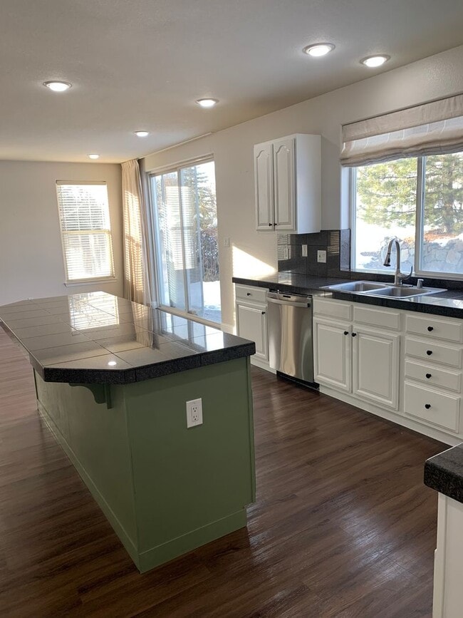 Building Photo - 7117 Heatherwood Dr